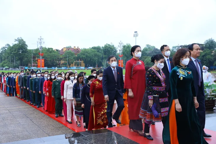 Đại biểu dự Kỳ họp thứ 3, Quốc hội khóa XV vào Lăng viếng Chủ tịch Hồ Chí Minh - Ảnh 4. Đại biểu dự Kỳ họp thứ 3, Quốc hội khóa XV vào Lăng viếng Chủ tịch Hồ Chí Minh - Ảnh 4.