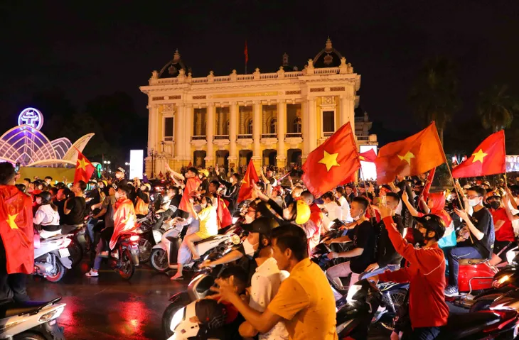 Người hâm mộ nhuộm đỏ mọi ngả đường mừng chiến thắng của U23 Việt Nam - Ảnh 3. Người hâm mộ nhuộm đỏ mọi ngả đường mừng chiến thắng của U23 Việt Nam - Ảnh 3.