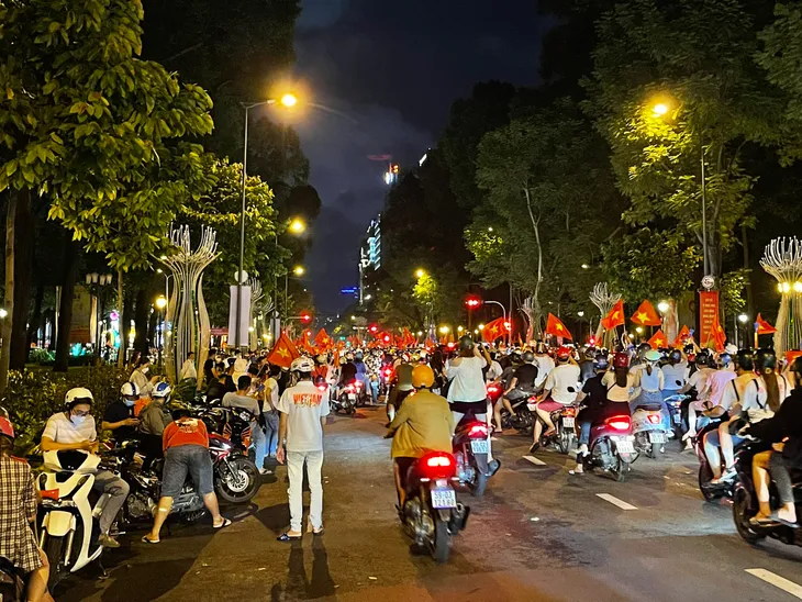 Nhiều trường hợp vi phạm giao thông khi ăn mừng chiến thắng của U23 Việt Nam - Ảnh 1. Nhiều trường hợp vi phạm giao thông khi ăn mừng chiến thắng của U23 Việt Nam - Ảnh 1.