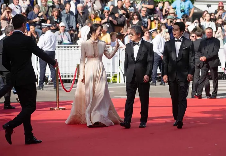 Thang Duy gây choáng trên thảm đỏ tại Liên hoan phim Cannes lần thứ 75 - Ảnh 1. Thang Duy gây choáng trên thảm đỏ tại Liên hoan phim Cannes lần thứ 75 - Ảnh 1.