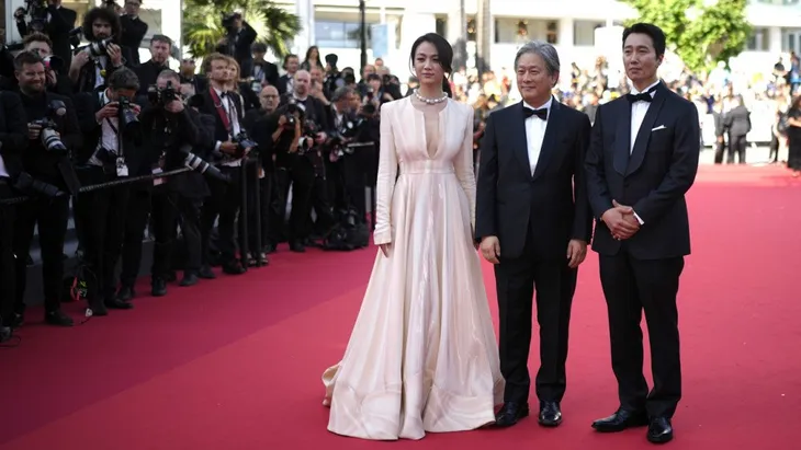 Thang Duy gây choáng trên thảm đỏ tại Liên hoan phim Cannes lần thứ 75 - Ảnh 3. Thang Duy gây choáng trên thảm đỏ tại Liên hoan phim Cannes lần thứ 75 - Ảnh 3.