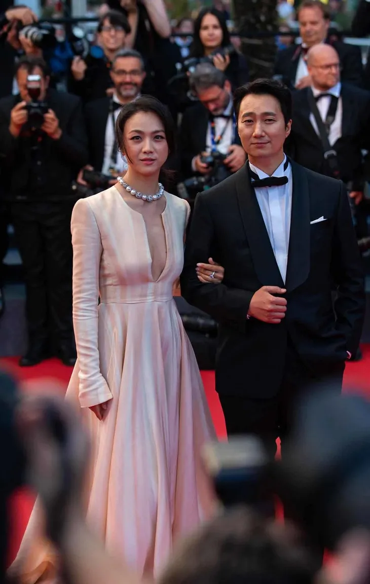 Thang Duy gây choáng trên thảm đỏ tại Liên hoan phim Cannes lần thứ 75 - Ảnh 5. Thang Duy gây choáng trên thảm đỏ tại Liên hoan phim Cannes lần thứ 75 - Ảnh 5.