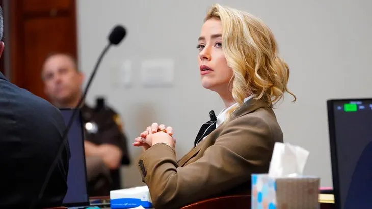 Amber Heard mất việc trị giá khoảng 50 triệu USD vì vụ kiện với Johnny Depp - Ảnh 1.