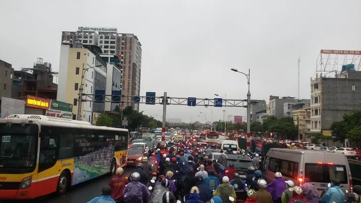 Mưa lớn đầu giờ sáng, nhiều tuyến đường Hà Nội ngập úng, ùn tắc giao thông - Ảnh 8. Mưa lớn đầu giờ sáng, nhiều tuyến đường Hà Nội ngập úng, ùn tắc giao thông - Ảnh 8.