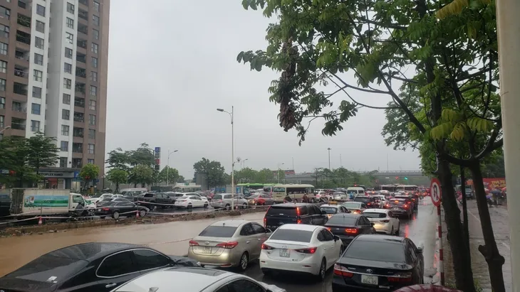 Mưa lớn đầu giờ sáng, nhiều tuyến đường Hà Nội ngập úng, ùn tắc giao thông - Ảnh 7. Mưa lớn đầu giờ sáng, nhiều tuyến đường Hà Nội ngập úng, ùn tắc giao thông - Ảnh 7.