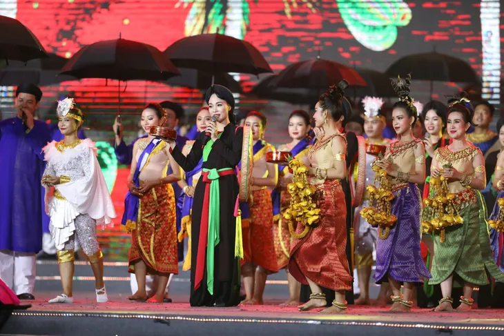 100 nghệ nhân quan họ gửi lời giã bạn tại Lễ Bế mạc SEA Games 31 - Ảnh 1.