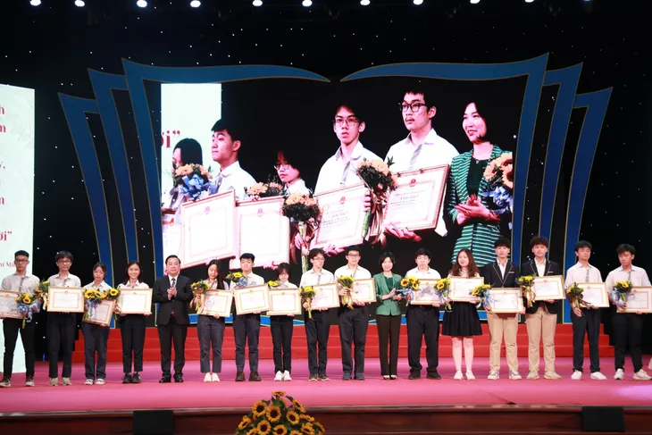 Tuyên dương 700 học sinh giỏi tiêu biểu Thủ đô năm học 2021 - 2022 - Ảnh 5. Tuyên dương 700 học sinh giỏi tiêu biểu Thủ đô năm học 2021 - 2022 - Ảnh 5.