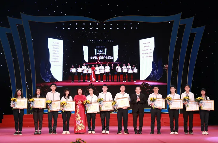 Tuyên dương 700 học sinh giỏi tiêu biểu Thủ đô năm học 2021 - 2022 - Ảnh 4. Tuyên dương 700 học sinh giỏi tiêu biểu Thủ đô năm học 2021 - 2022 - Ảnh 4.