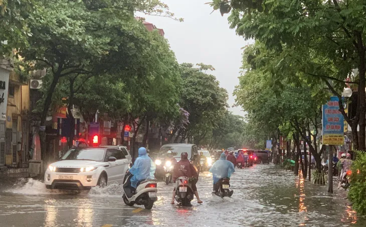 Mưa lớn đầu giờ sáng, nhiều tuyến đường Hà Nội ngập úng, ùn tắc giao thông - Ảnh 2. Mưa lớn đầu giờ sáng, nhiều tuyến đường Hà Nội ngập úng, ùn tắc giao thông - Ảnh 2.