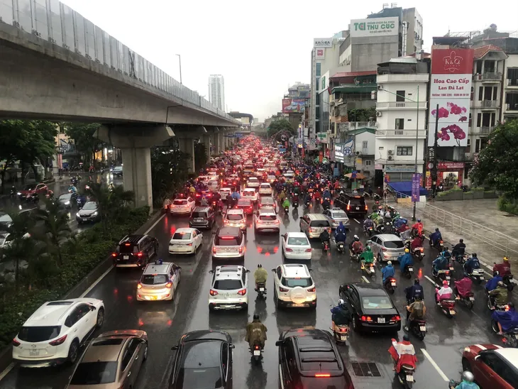 Mưa lớn đầu giờ sáng, nhiều tuyến đường Hà Nội ngập úng, ùn tắc giao thông - Ảnh 5. Mưa lớn đầu giờ sáng, nhiều tuyến đường Hà Nội ngập úng, ùn tắc giao thông - Ảnh 5.