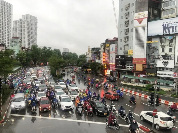 Mưa lớn đầu giờ sáng, nhiều tuyến đường Hà Nội ngập úng, ùn tắc giao thông - Ảnh 4. Mưa lớn đầu giờ sáng, nhiều tuyến đường Hà Nội ngập úng, ùn tắc giao thông - Ảnh 4.