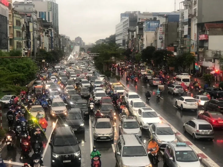 Mưa lớn đầu giờ sáng, nhiều tuyến đường Hà Nội ngập úng, ùn tắc giao thông - Ảnh 3. Mưa lớn đầu giờ sáng, nhiều tuyến đường Hà Nội ngập úng, ùn tắc giao thông - Ảnh 3.