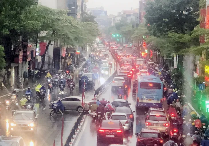 Mưa lớn đầu giờ sáng, nhiều tuyến đường Hà Nội ngập úng, ùn tắc giao thông - Ảnh 6. Mưa lớn đầu giờ sáng, nhiều tuyến đường Hà Nội ngập úng, ùn tắc giao thông - Ảnh 6.