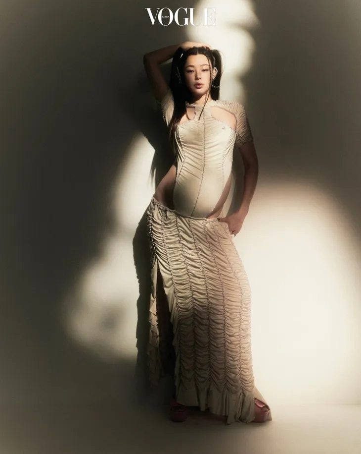 Hoa hậu Honey Lee khoe bụng bầu trên Vogue - Ảnh 2. Hoa hậu Honey Lee khoe bụng bầu trên Vogue - Ảnh 2.