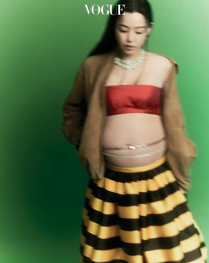 Hoa hậu Honey Lee khoe bụng bầu trên Vogue - Ảnh 8. Hoa hậu Honey Lee khoe bụng bầu trên Vogue - Ảnh 8.