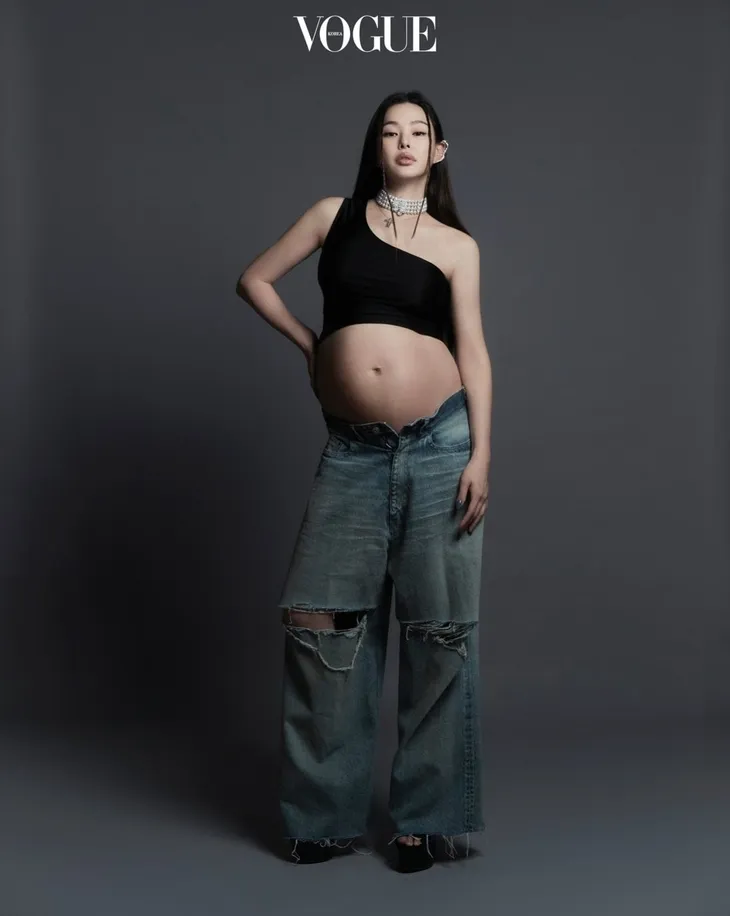 Hoa hậu Honey Lee khoe bụng bầu trên Vogue - Ảnh 7. Hoa hậu Honey Lee khoe bụng bầu trên Vogue - Ảnh 7.