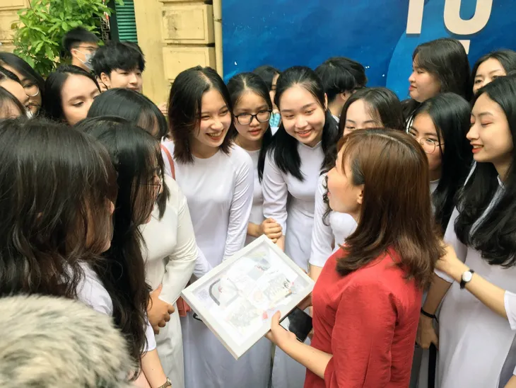 Học sinh lớp 12 nghẹn ngào trong ngày chia tay mái trường THPT - Ảnh 2. Học sinh lớp 12 nghẹn ngào trong ngày chia tay mái trường THPT - Ảnh 2.