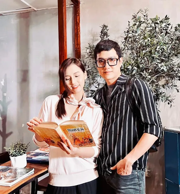 Hậu trường khác xa trên phim của Chồng cũ, vợ cũ, người yêu cũ - Ảnh 1. Hậu trường khác xa trên phim của Chồng cũ, vợ cũ, người yêu cũ - Ảnh 1.