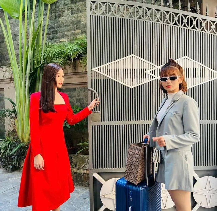 Hậu trường khác xa trên phim của Chồng cũ, vợ cũ, người yêu cũ - Ảnh 2. Hậu trường khác xa trên phim của Chồng cũ, vợ cũ, người yêu cũ - Ảnh 2.