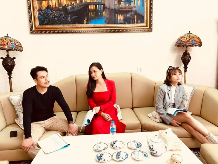 Hậu trường khác xa trên phim của Chồng cũ, vợ cũ, người yêu cũ - Ảnh 3. Hậu trường khác xa trên phim của Chồng cũ, vợ cũ, người yêu cũ - Ảnh 3.