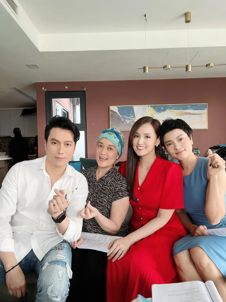Hậu trường khác xa trên phim của Chồng cũ, vợ cũ, người yêu cũ - Ảnh 5. Hậu trường khác xa trên phim của Chồng cũ, vợ cũ, người yêu cũ - Ảnh 5.