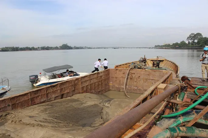Ngăn chặn tình trạng khai thác, vận chuyển cát trái phép khu vực giáp ranh TP Hồ Chí Minh - Ảnh 1. Ngăn chặn tình trạng khai thác, vận chuyển cát trái phép khu vực giáp ranh TP Hồ Chí Minh - Ảnh 1.