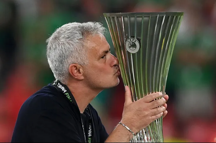 Nhìn lại mùa giải đầu tiên của HLV Mourinho tại AS Roma - Ảnh 2. Nhìn lại mùa giải đầu tiên của HLV Mourinho tại AS Roma - Ảnh 2.