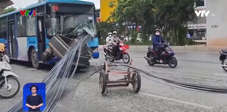 Nguy hiểm tình trạng xe ba gác chở hàng trên đường phố Hà Nội - Ảnh 1. Nguy hiểm tình trạng xe ba gác chở hàng trên đường phố Hà Nội - Ảnh 1.