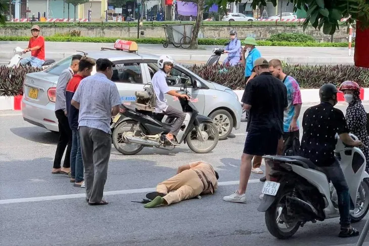 Bắt giữ 2 thanh niên vượt đèn đỏ tông CSGT bị thương rồi bỏ chạy - Ảnh 1. Bắt giữ 2 thanh niên vượt đèn đỏ tông CSGT bị thương rồi bỏ chạy - Ảnh 1.