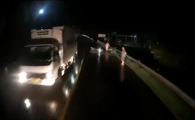 Bị đèn pha gây lóa mắt, tài xế ô tô lao vào hiện trường tai nạn - Ảnh 1. Bị đèn pha gây lóa mắt, tài xế ô tô lao vào hiện trường tai nạn - Ảnh 1.