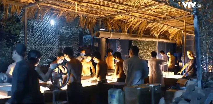 Bão ngầm - Tập 64: Phong béo định bỏ trốn, Triều nảy số tính phương án mới - Ảnh 13. Bão ngầm - Tập 64: Phong béo định bỏ trốn, Triều nảy số tính phương án mới - Ảnh 13.