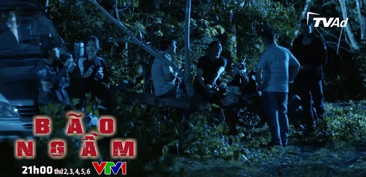 Bão ngầm - Tập 65: Vợ ông Đức nuốt cục tức nhìn chồng ôm ấp cô trợ lý - Ảnh 4. Bão ngầm - Tập 65: Vợ ông Đức nuốt cục tức nhìn chồng ôm ấp cô trợ lý - Ảnh 4.