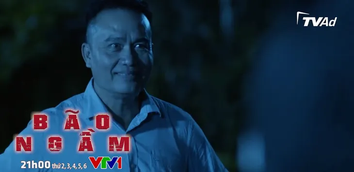Bão ngầm - Tập 65: Vợ ông Đức nuốt cục tức nhìn chồng ôm ấp cô trợ lý - Ảnh 6. Bão ngầm - Tập 65: Vợ ông Đức nuốt cục tức nhìn chồng ôm ấp cô trợ lý - Ảnh 6.