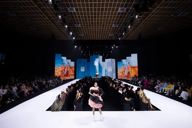 Vợ chồng Khánh Thi - Phan Hiển catwalk với điệu nhảy bốc lửa - Ảnh 3.
