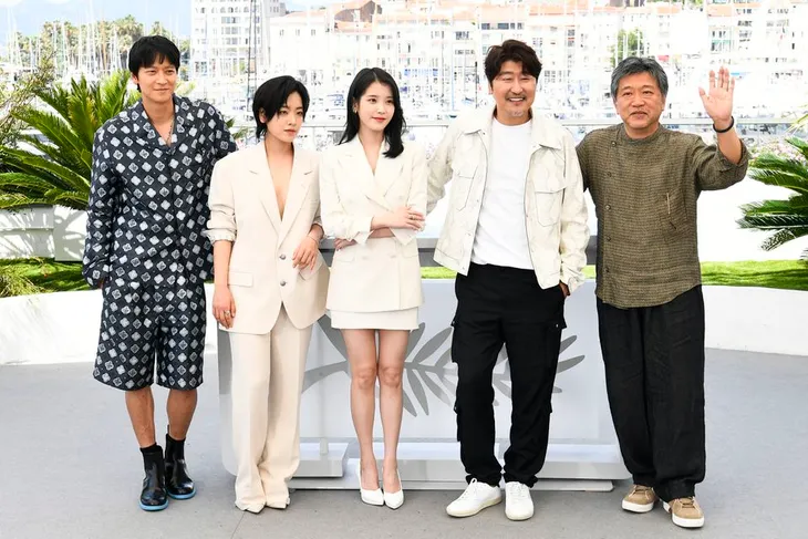 Đạo diễn Hirokazu Kore-eda mang Broker và dàn diễn viên Hàn đến Cannes 2022 - Ảnh 1. Đạo diễn Hirokazu Kore-eda mang Broker và dàn diễn viên Hàn đến Cannes 2022 - Ảnh 1.