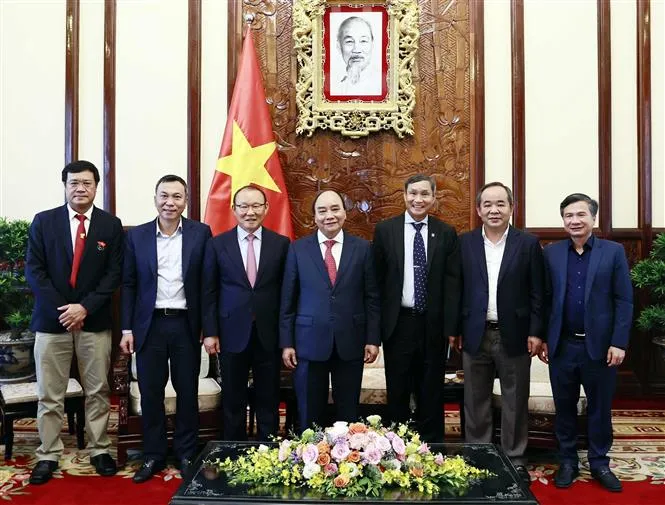 Chủ tịch nước Nguyễn Xuân Phúc biểu dương, chúc mừng các HLV Park Hang Seo và Mai Đức Chung - Ảnh 1. Chủ tịch nước Nguyễn Xuân Phúc biểu dương, chúc mừng các HLV Park Hang Seo và Mai Đức Chung - Ảnh 1.