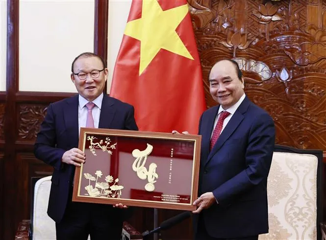 Chủ tịch nước Nguyễn Xuân Phúc biểu dương, chúc mừng các HLV Park Hang Seo và Mai Đức Chung - Ảnh 2. Chủ tịch nước Nguyễn Xuân Phúc biểu dương, chúc mừng các HLV Park Hang Seo và Mai Đức Chung - Ảnh 2.