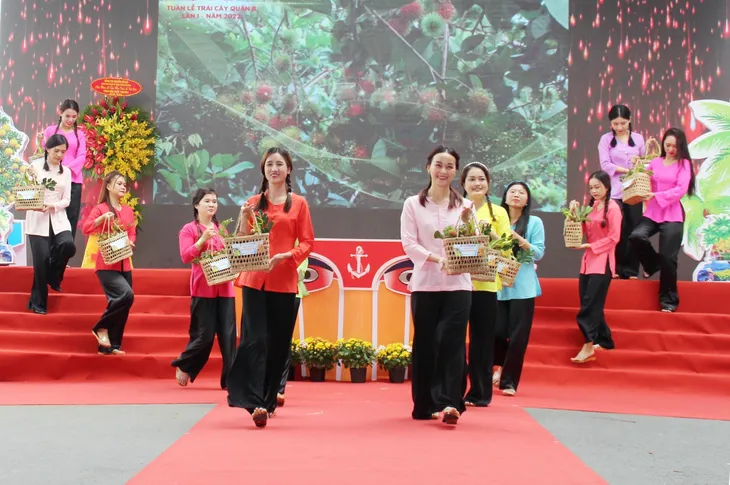 Nhộn nhịp mua sắm tại Tuần lễ trái cây Trên bến dưới thuyền - Ảnh 1. Nhộn nhịp mua sắm tại Tuần lễ trái cây Trên bến dưới thuyền - Ảnh 1.