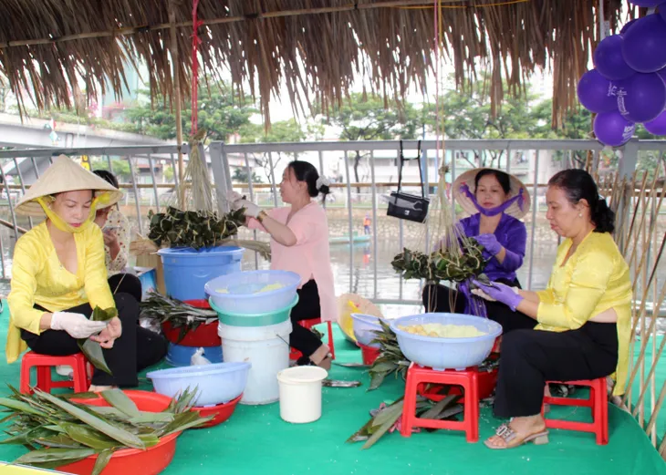 Nhộn nhịp mua sắm tại Tuần lễ trái cây Trên bến dưới thuyền - Ảnh 2. Nhộn nhịp mua sắm tại Tuần lễ trái cây Trên bến dưới thuyền - Ảnh 2.