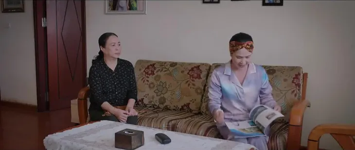 Thương ngày nắng về 2 - Tập 25: Bà Hiền tức điên khi bị bà Nga rủa đừng nên tạo nghiệp thêm - Ảnh 1. Thương ngày nắng về 2 - Tập 25: Bà Hiền tức điên khi bị bà Nga rủa đừng nên tạo nghiệp thêm - Ảnh 1.