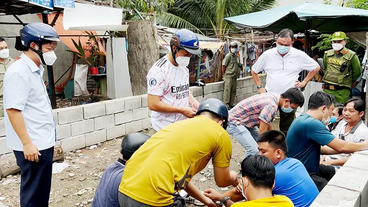 Triệt phá sòng bạc quy mô lớn, tạm giữ 30 người cùng hàng trăm triệu đồng tang vật - Ảnh 1. Triệt phá sòng bạc quy mô lớn, tạm giữ 30 người cùng hàng trăm triệu đồng tang vật - Ảnh 1.
