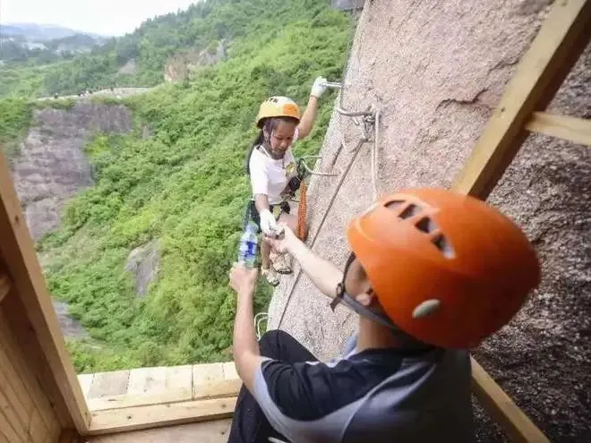 Kỳ lạ cửa hàng tiện lợi bất tiện nhất thế giới trên vách núi tại Trung Quốc - Ảnh 1. Kỳ lạ cửa hàng tiện lợi bất tiện nhất thế giới trên vách núi tại Trung Quốc - Ảnh 1.