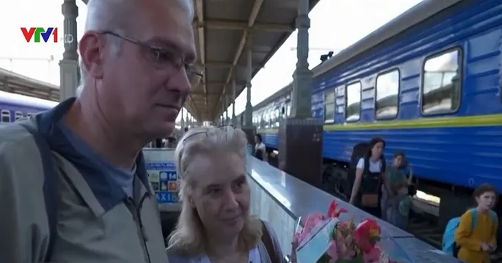 Giây phút đoàn tụ của người sơ tán Ukraine ở quê nhà - Ảnh 1. Giây phút đoàn tụ của người sơ tán Ukraine ở quê nhà - Ảnh 1.