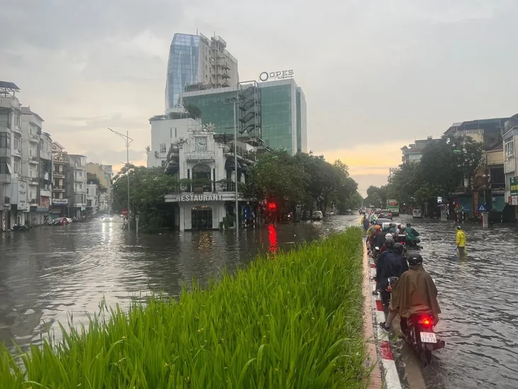 Mưa lớn, nhiều tuyến phố Hà Nội chìm trong biển nước - Ảnh 15.