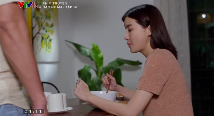 Bão ngầm - Tập 50: Giận người yêu vô tâm, Hạ Lam rung rinh trước bác sĩ Hùng? - Ảnh 4. Bão ngầm - Tập 50: Giận người yêu vô tâm, Hạ Lam rung rinh trước bác sĩ Hùng? - Ảnh 4.