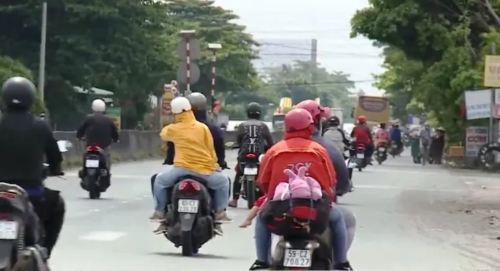 Hết nghỉ lễ, người dân miền Tây đổ về TP Hồ Chí Minh và các tỉnh miền Đông - Ảnh 2. Hết nghỉ lễ, người dân miền Tây đổ về TP Hồ Chí Minh và các tỉnh miền Đông - Ảnh 2.