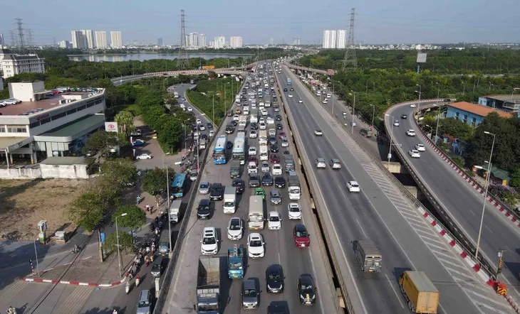 Giao thông ngày cuối nghỉ lễ: Đường bộ dễ thở, hàng không nghẹt thở - Ảnh 5. Giao thông ngày cuối nghỉ lễ: Đường bộ dễ thở, hàng không nghẹt thở - Ảnh 5.