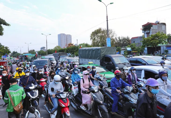 Né tắc đường, người dân trở lại thành phố sớm nhưng vẫn bị ùn ứ - Ảnh 1.
