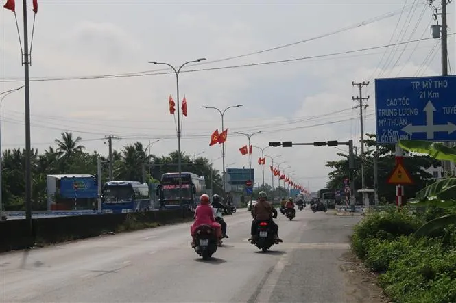 Hết nghỉ lễ, người dân miền Tây đổ về TP Hồ Chí Minh và các tỉnh miền Đông - Ảnh 3. Hết nghỉ lễ, người dân miền Tây đổ về TP Hồ Chí Minh và các tỉnh miền Đông - Ảnh 3.