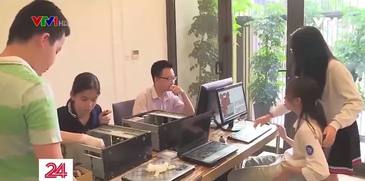 Những bạn nhỏ sửa máy tính tặng bạn đồng trang lứa ở vùng cao - Ảnh 1. Những bạn nhỏ sửa máy tính tặng bạn đồng trang lứa ở vùng cao - Ảnh 1.